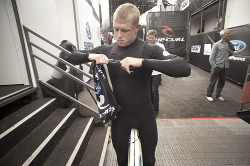After wearing a bright yellow wetsuit the entire event, Mick Fanning took to the all black suit for the final. Dark Knight, right before the clash. PHOTO: Sherman