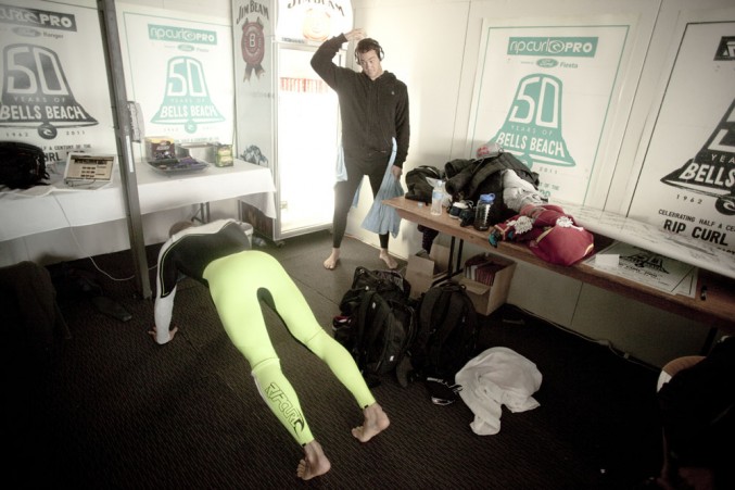 Moments before their semifinal clash, Jordy Smith and Mick Fanning compare pre-heat rituals. PHOTO: Sherm